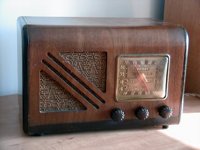 <b>Crosley Mohawk 2840</b> (1939) : Figure 29 : Originally, I bought this radio just for the tubes. Was inexpensive. Output transformer was open. All resistors and capacitors were out of spec. The tubes got used in another radio. Totally gutted the radio. I