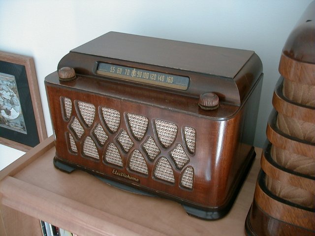 <b>Electrohome 103-PMU51-447</b> (1949) : Figure 2 : Found with original finish, un-touched. Only a very light cleaning. As of 2022, still in use and working great. One of my favorite radios. Similar to PMU51-417 103A model. : 