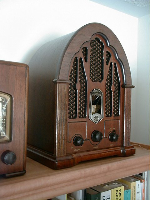 <b>General Electric 7-4100JA</b> (1987) : Figure 9 : 1930 Reproduction - Transistor AM/FM Radio. : 