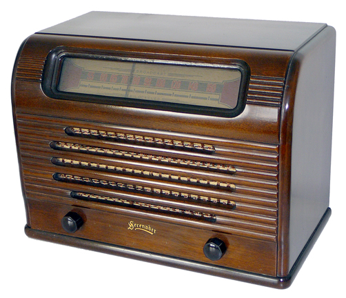 <b>Serenader 1U51-S-3</b> (1940s) : Figure 48 : Absolutely a beautiful radio as found. The cabinet is in an immaculate original condition. All tubes in place and test good on my tube tester. Made by  Dominion Electrohome Industries Ltd. : 